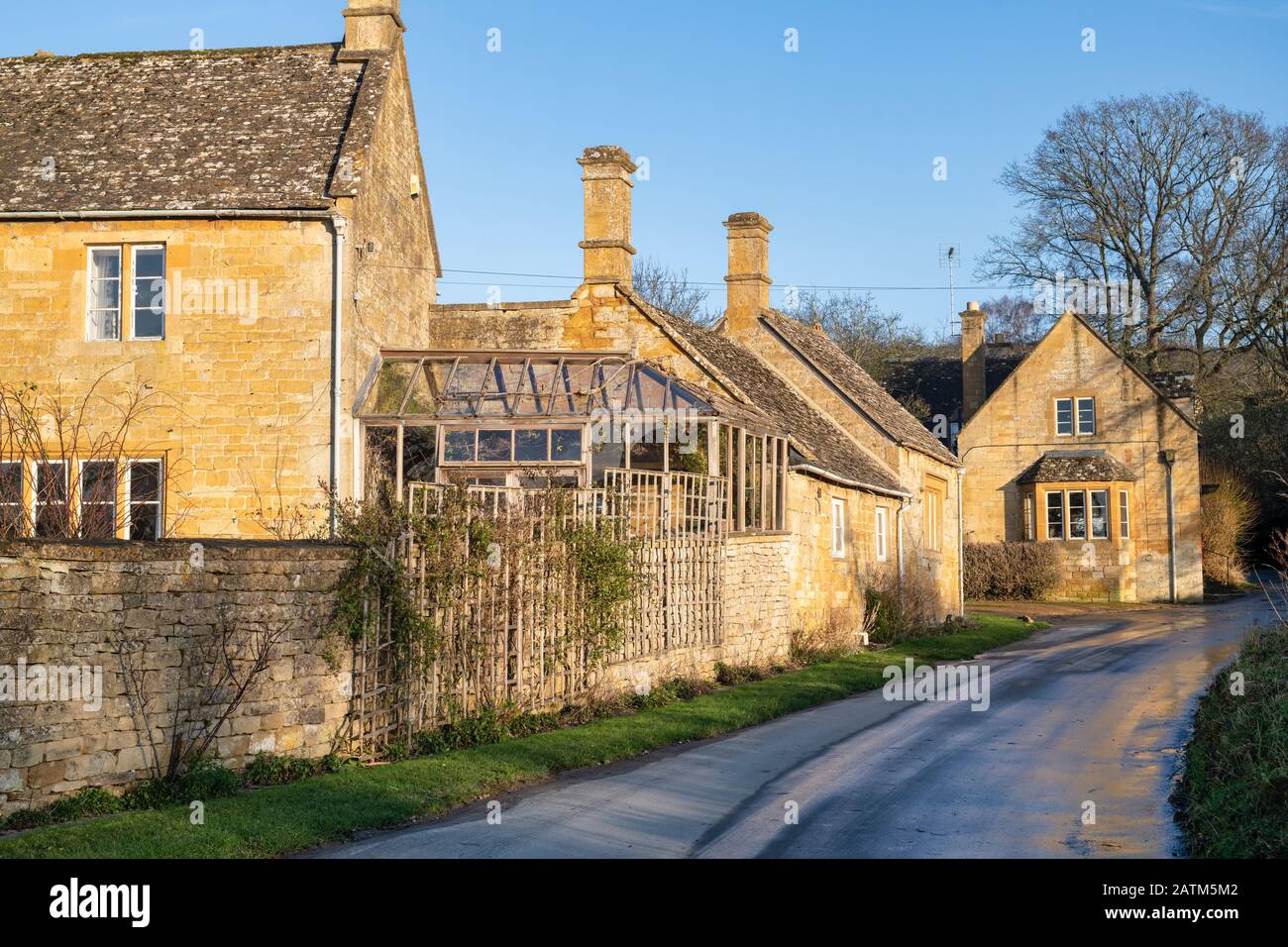 Cotswold Steinhäuser am Nachmittag Sonnenuntergang Winterlicht. Wood Stanway, Cotswolds, Gloucestershire, England Stockfoto