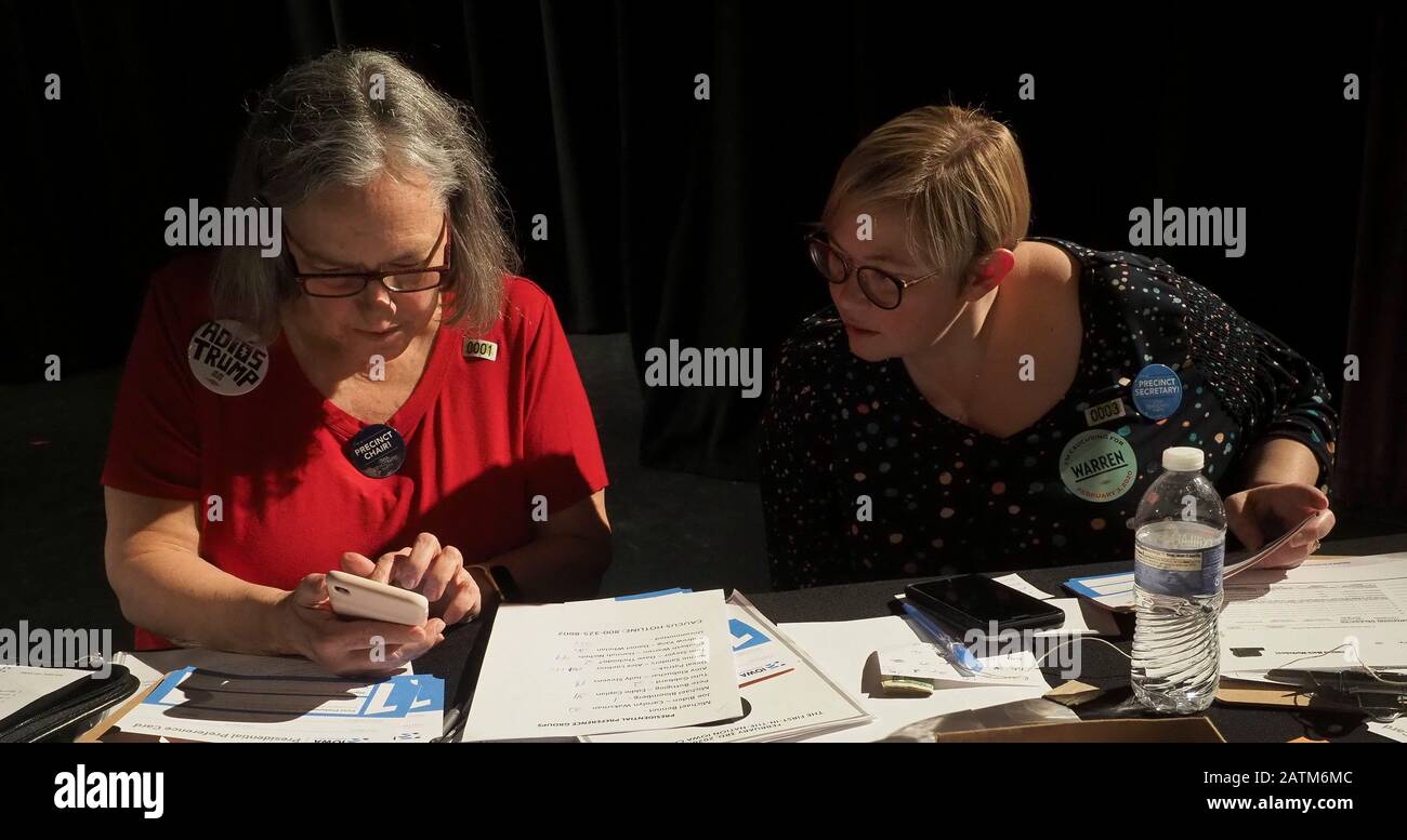 Fairfield, Iowa, USA. Februar 2020. Fairfield Iowa Precinct 4 Caucus Chair Sallee Haerr und Caucus Secretary Christi Welsh überprüfen die Ergebnisse des demokratischen Präsidentschaftskauzes Credit: Sue Dorfman/ZUMA Wire/Alamy Live News Stockfoto