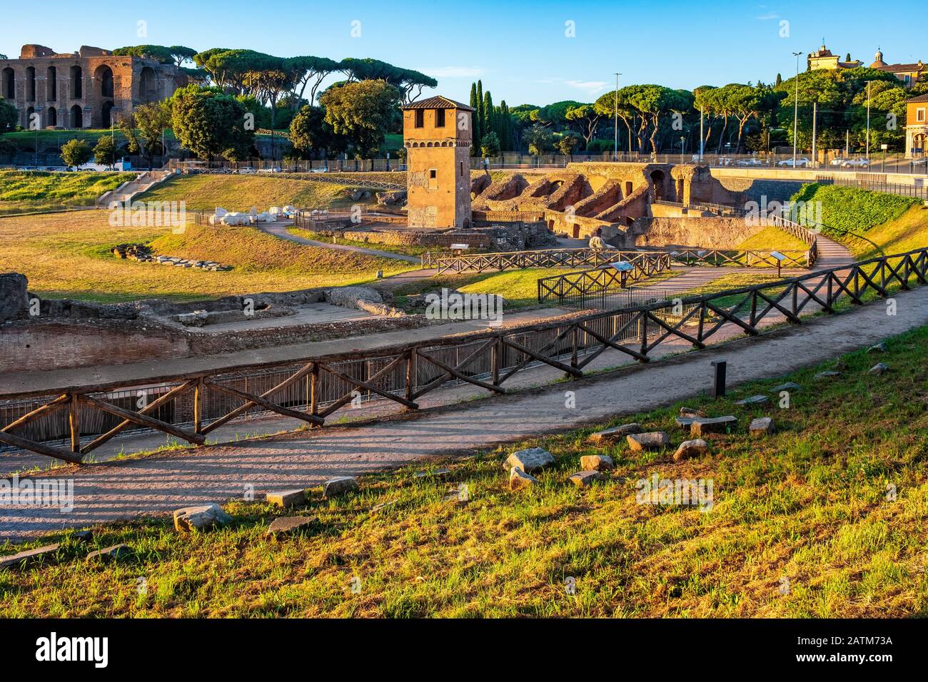 ROM, Italien - 2019/06/16: Archäologische Stätte, Überreste der antiken römischen Arena Circus Maximus - Circo Massimo Stockfoto