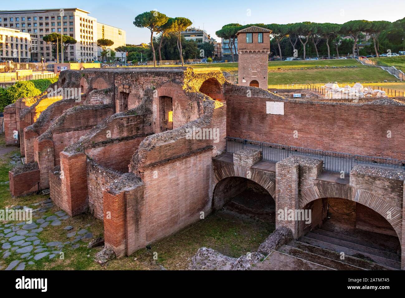 ROM, Italien - 2019/06/16: Archäologische Stätte, Überreste der antiken römischen Arena Circus Maximus - Circo Massimo Stockfoto