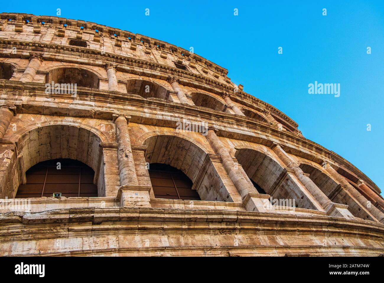 ROM, Italien - 2019/06/16: Außenwände des antiken römischen Kolosseum - Kolosseo - auch Flaviisches Amphitheater genannt - Anfiteatro Flavio - in einem Ev Stockfoto