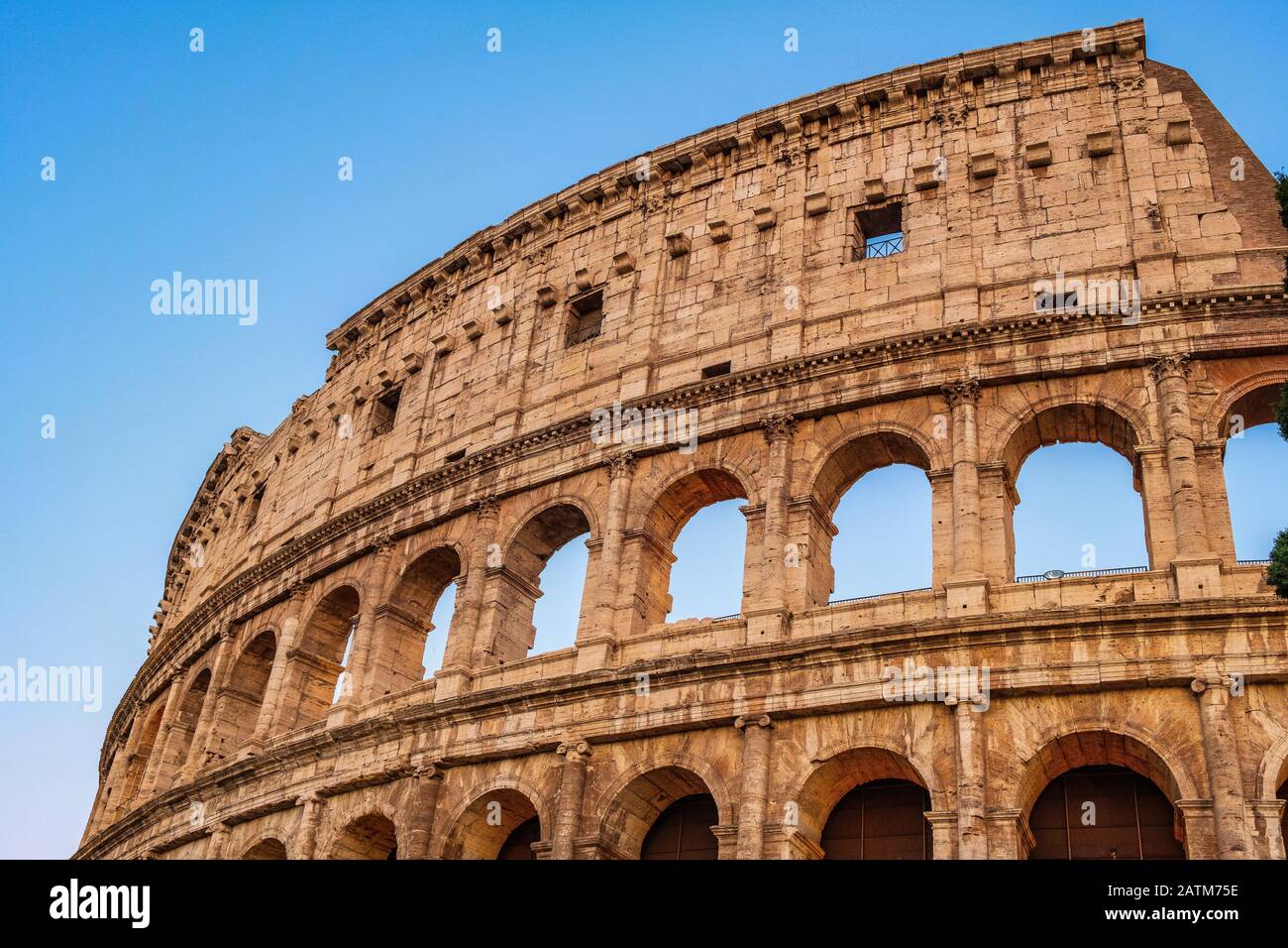 ROM, Italien - 2019/06/16: Außenwände des antiken römischen Kolosseum - Kolosseo - auch Flaviisches Amphitheater genannt - Anfiteatro Flavio - in einem Ev Stockfoto