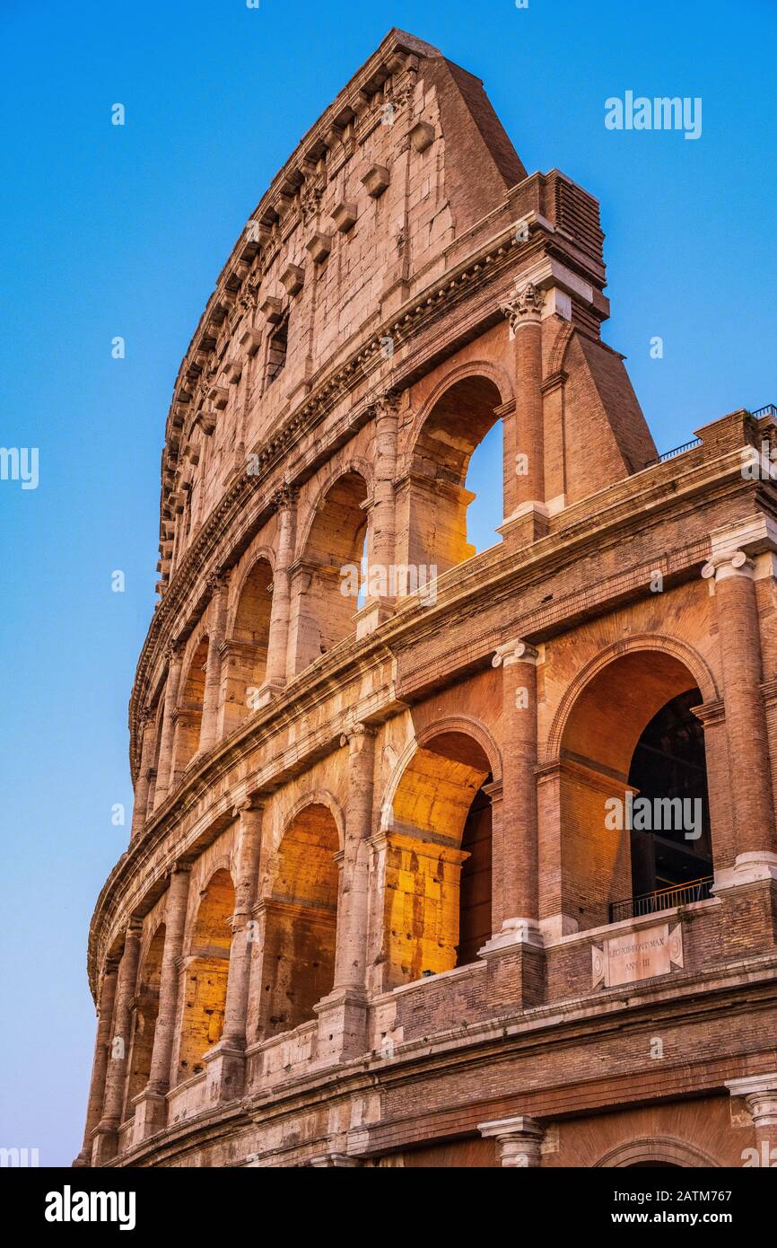 ROM, Italien - 2019/06/16: Außenwände des antiken römischen Kolosseum - Kolosseo - auch Flaviisches Amphitheater genannt - Anfiteatro Flavio - in einem Ev Stockfoto