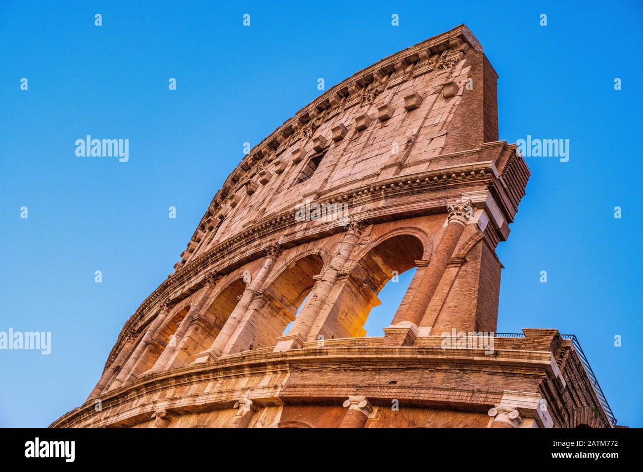 ROM, Italien - 2019/06/16: Außenwände des antiken römischen Kolosseum - Kolosseo - auch Flaviisches Amphitheater genannt - Anfiteatro Flavio - in einem Ev Stockfoto