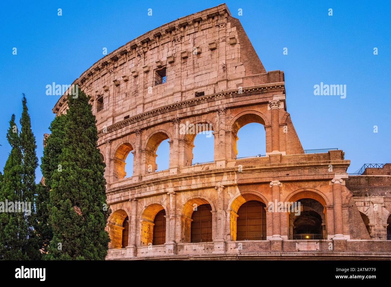 ROM, Italien - 2019/06/16: Außenwände des antiken römischen Kolosseum - Kolosseo - auch Flaviisches Amphitheater genannt - Anfiteatro Flavio - in einem Ev Stockfoto