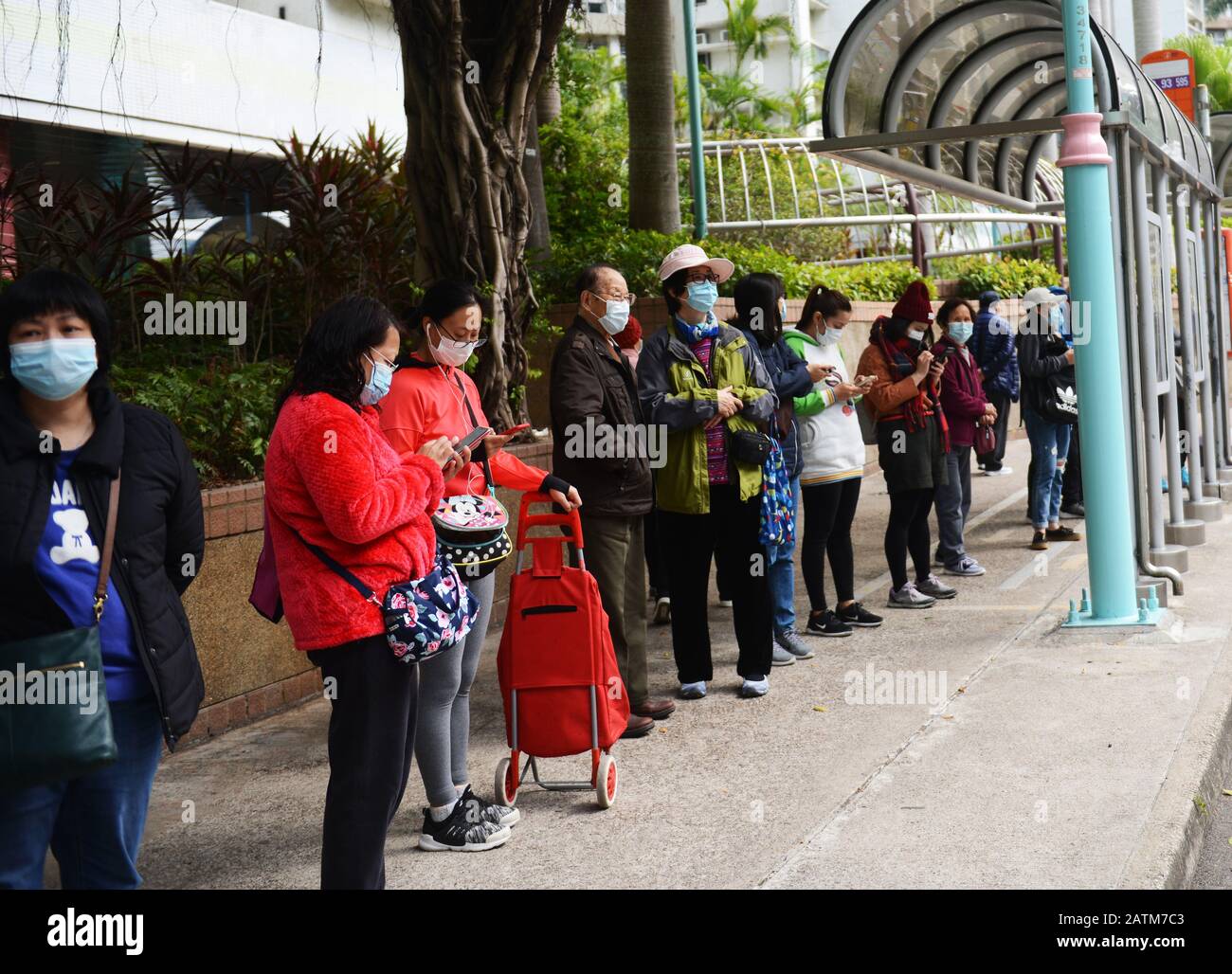 Lokale Hong Konger tragen während der Wuhan Coronavirus Epidemie chirurgische Masken. Stockfoto