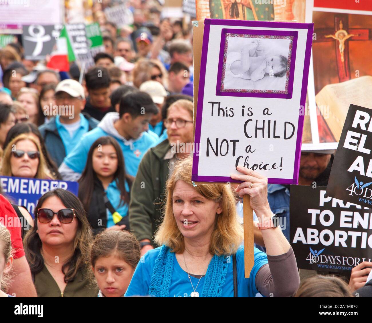 San Francisco, CA - 25. Januar 2020: Nicht identifizierte Teilnehmer am 16. Jährlichen Walk for Life, der auf Der Marktstraße entlang marschiert und Pro-Life-Zeichen und BA hält Stockfoto