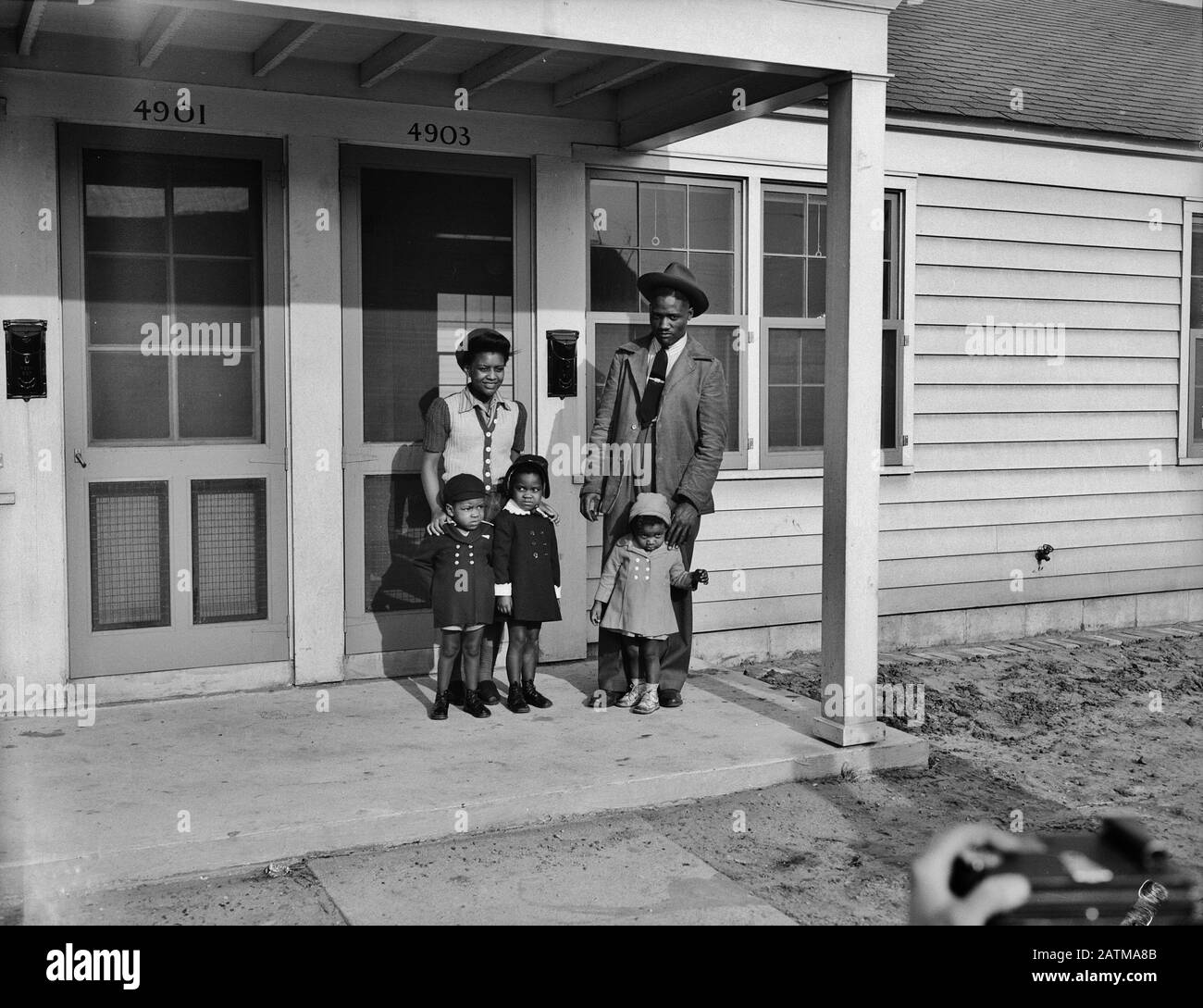 Modischer Satz Eine afroamerikanische Familie zog vor kurzem in die Sojourner Wahrheitshäuser für Kriegsarbeiter ein. Detroit, Michigan, 1942 Stockfoto