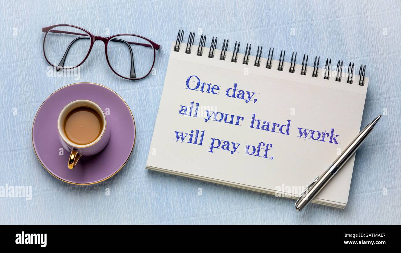 Eines Tages zahlt sich Ihre ganze harte Arbeit aus. Inspirierende Note in einem Skizzenbuch mit einer Tasse Kaffee. Entschlossenheit, Motivation und Optimismus. Stockfoto