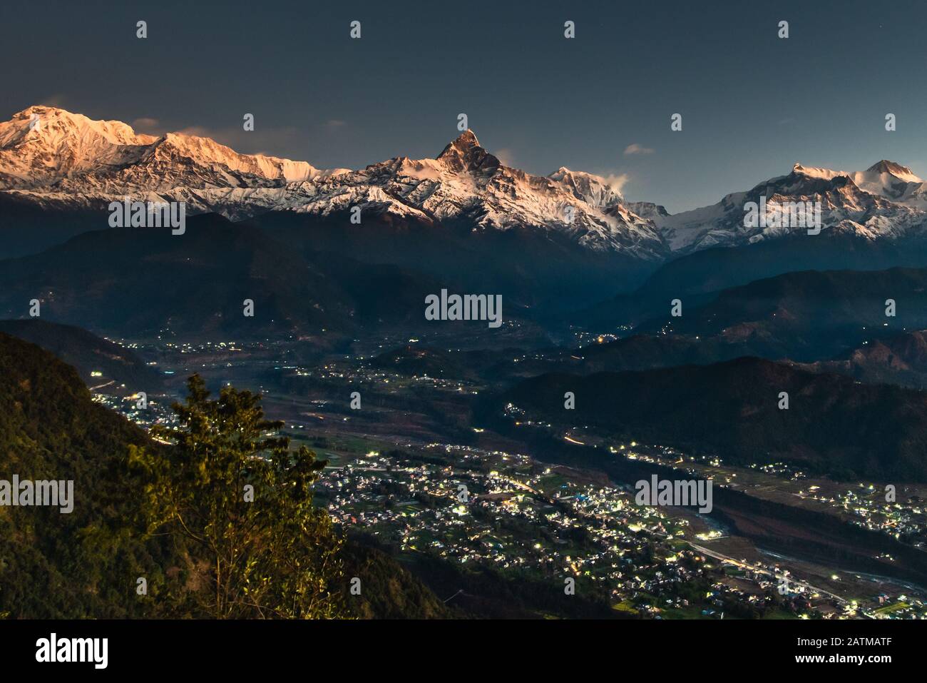 Machapuchare am frühen Morgen. Ein Berg im Annapurna Himalaya im Norden des zentralen Nepal. Stockfoto