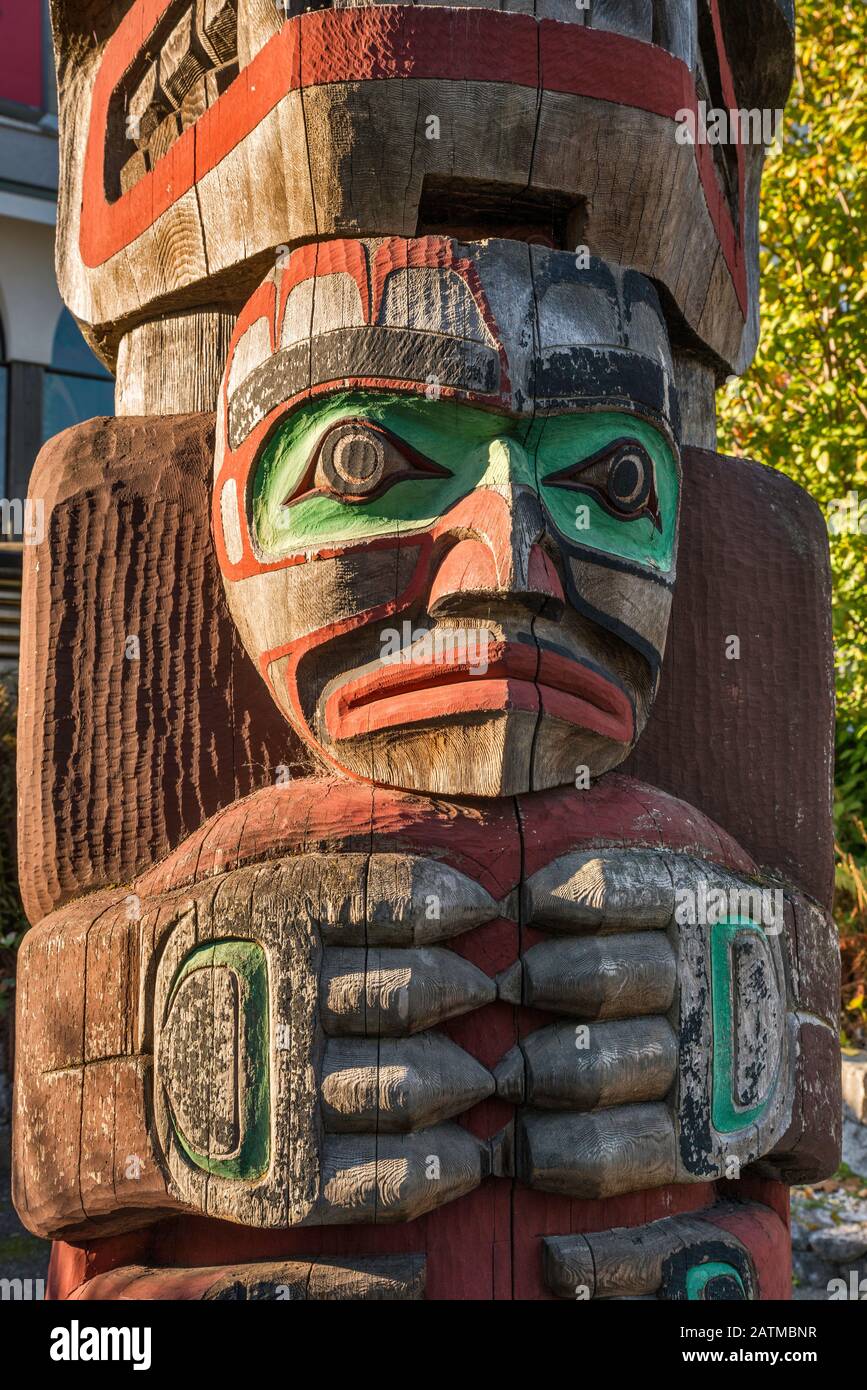 Der von einem Bären gehaltene Mensch im Kwakwaka'wakw Totem Pole, 1979, im Royal British Columbia Museum, Victoria, Vancouver Island, British Columbia, Kanada Stockfoto