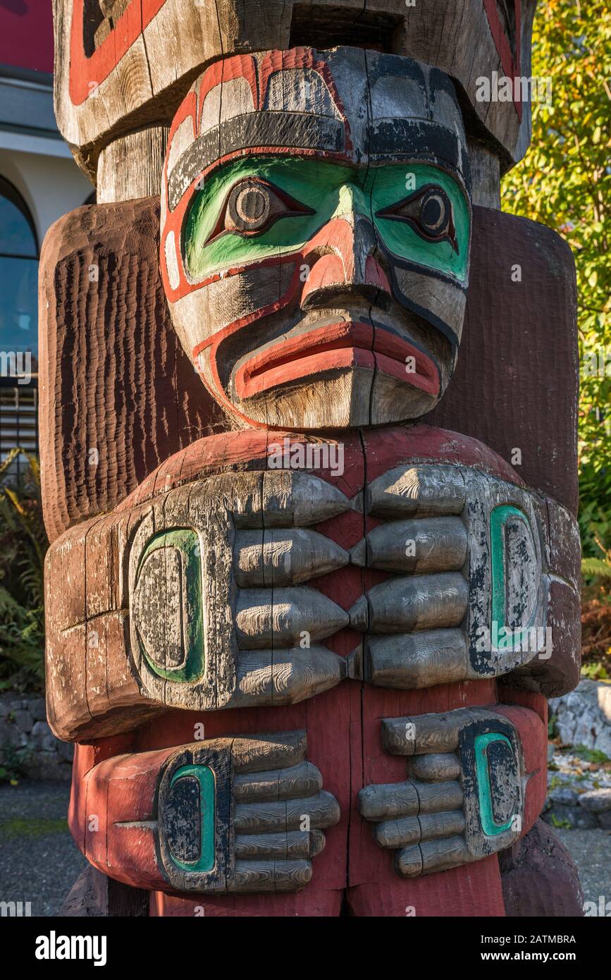 Der von einem Bären gehaltene Mensch im Kwakwaka'wakw Totem Pole, 1979, im Royal British Columbia Museum, Victoria, Vancouver Island, British Columbia, Kanada Stockfoto