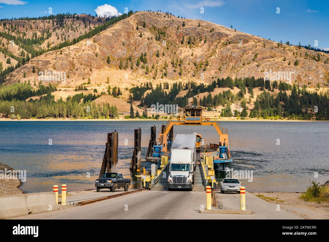 Truck, Columbian Princess Ferry, nachdem sie den Franklin D. Roosevelt Lake in der Nähe von Gifford und Inchelium, Lake Roosevelt, Washington State, USA durchquert haben Stockfoto