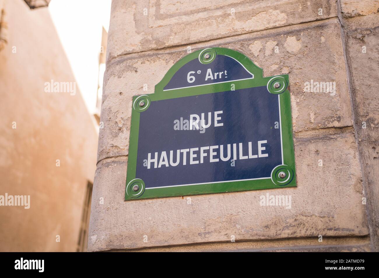 Rue Hautefeuille, 6 ème (6., VI), Paris, Frankreich, Juni 2019. Authentischer französischer Straßenschild aus Vintage-Stahl oder Metall. Im Freien. Berühmtes Blau Stockfoto