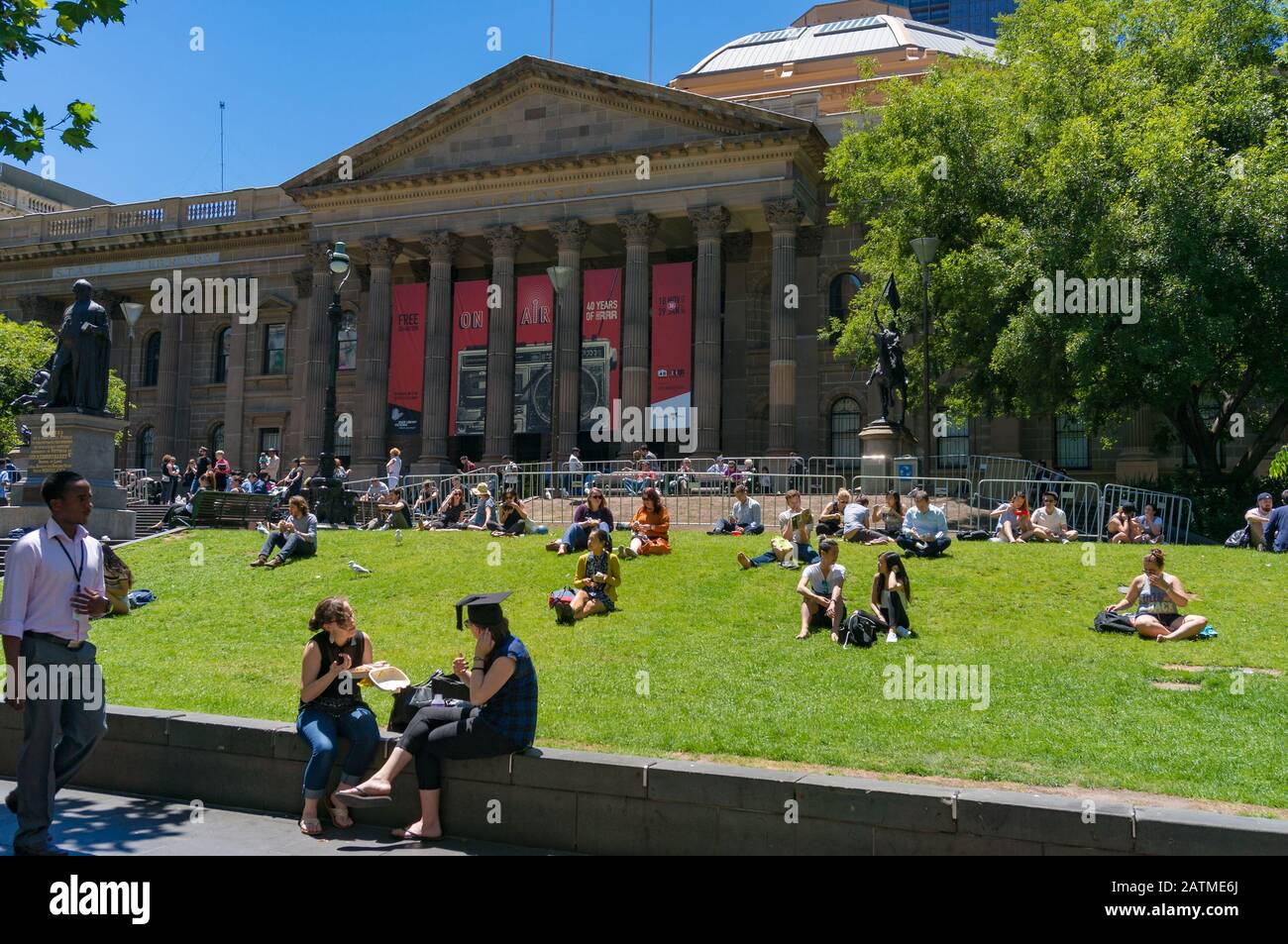 Melbourne, Australien - 7. Dezember 2016: Sudents, Touristen und Einheimische, die sonniges Wetter vor der State Library Victoria genießen Stockfoto