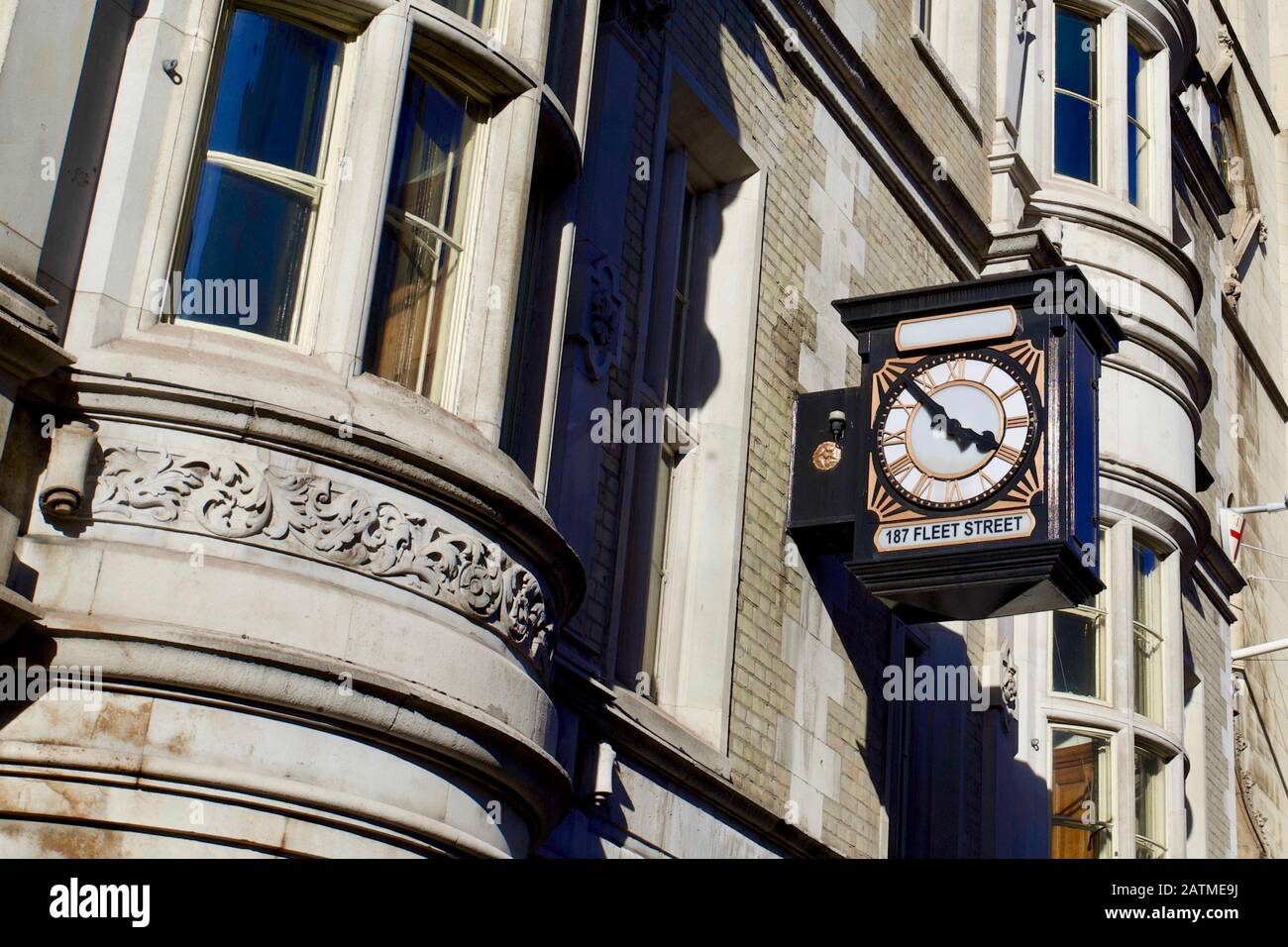 Uhr mit römischen Ziffern, 187 Fleet Street, City of London, London, England. Stockfoto
