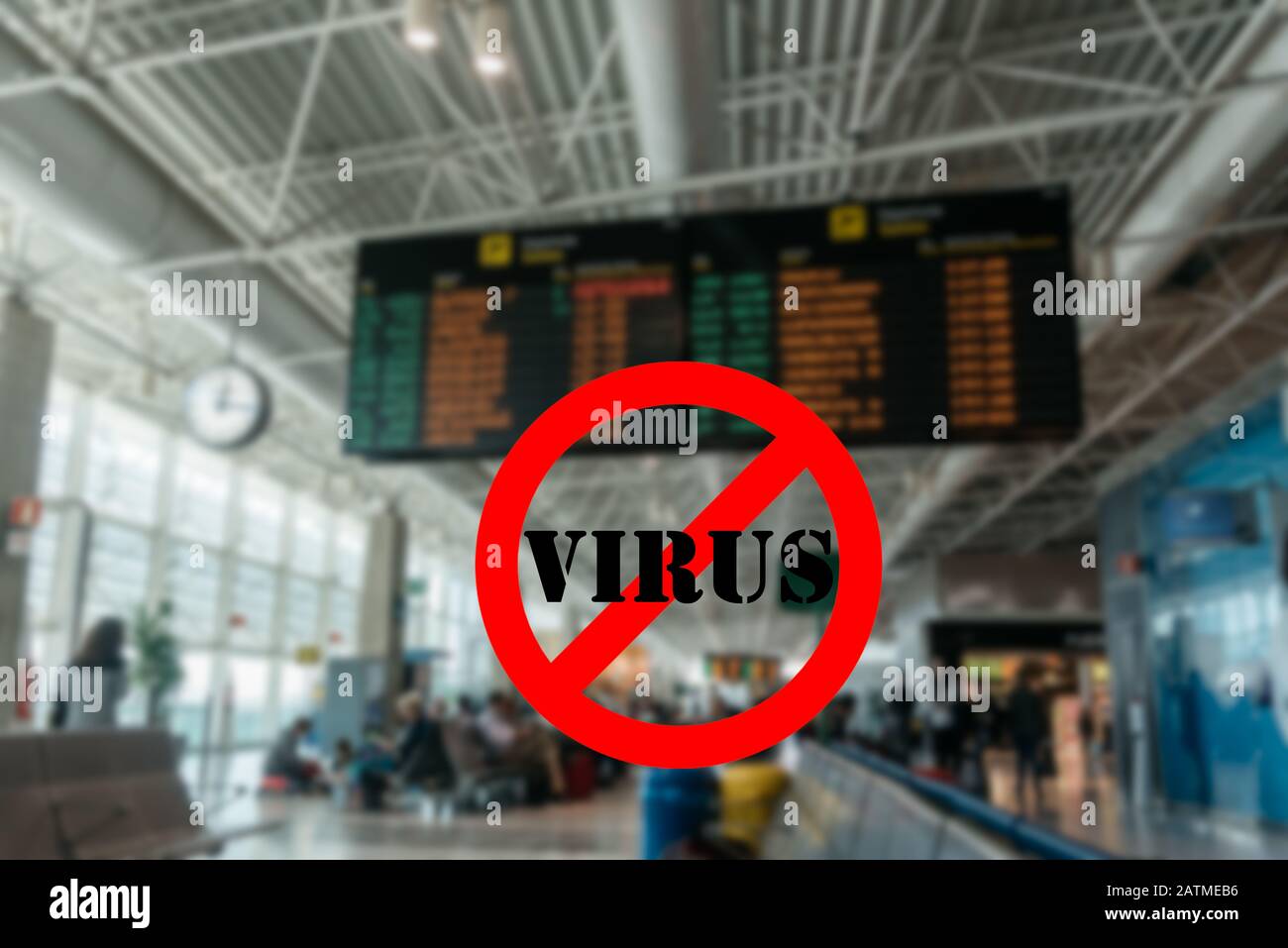 Wuhan Coronavirus Pandemiekonzept mit verbotenen Zeichen mit dem Wort Virus überlagert gegen nicht identifizierbare absichtlich aus dem Fokus Flughafen ter Stockfoto