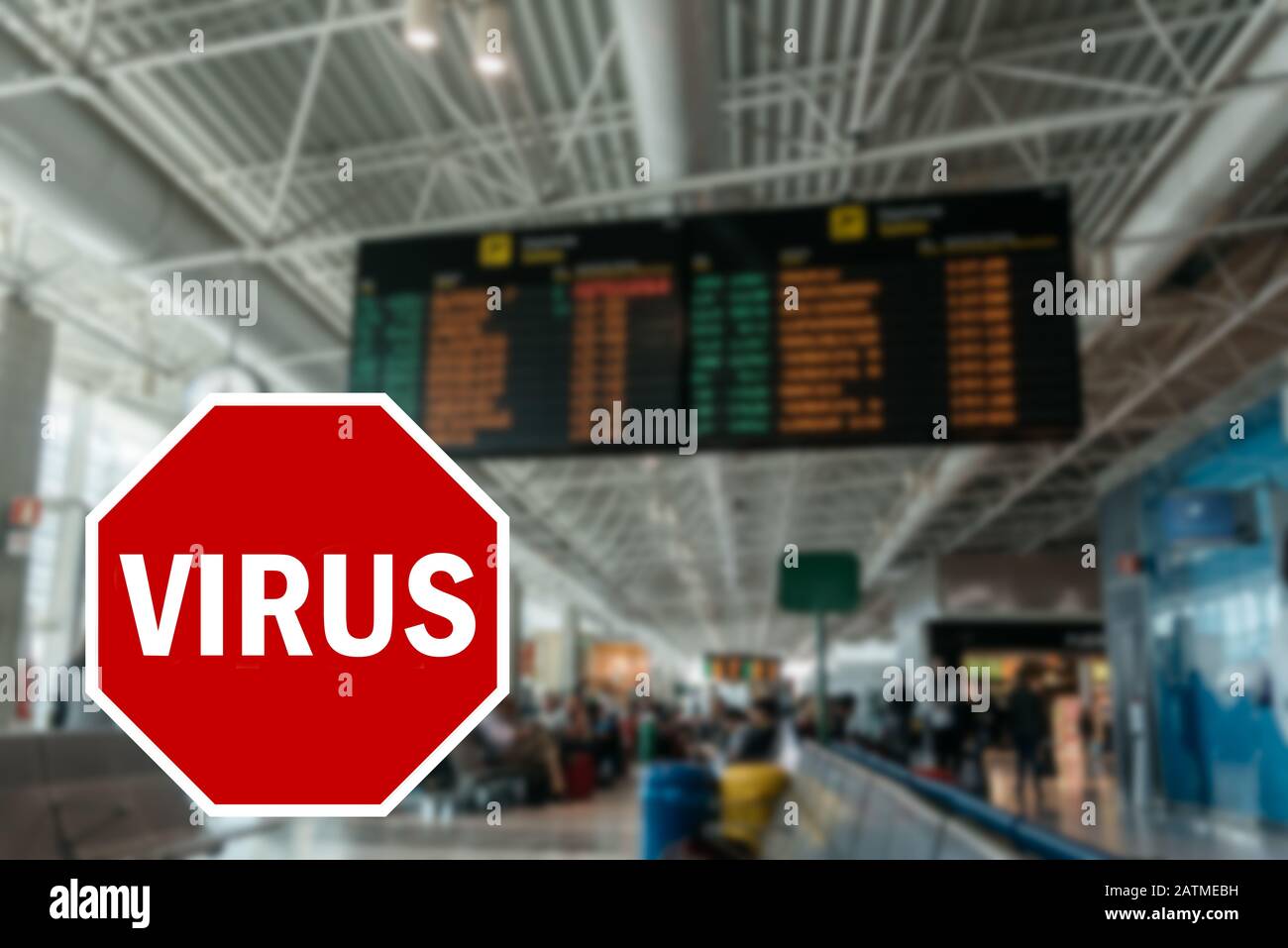 Pandemiekonzept Wuhan Coronavirus mit STOPPSCHILD mit dem Wort Virus überlagert gegen nicht identifizierbare absichtlich außerhalb des Fokus Flughafenterminals gelassen Stockfoto