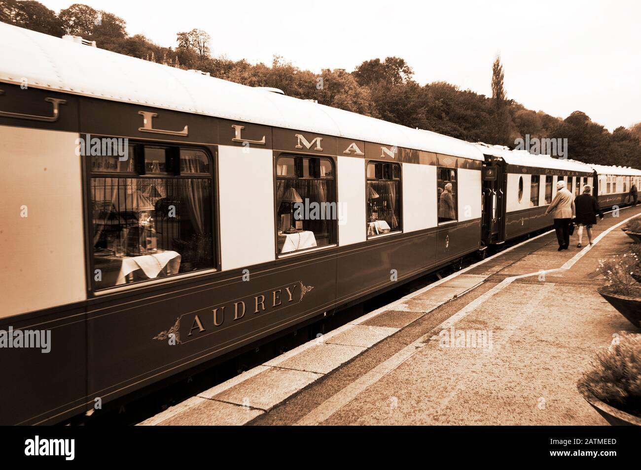 Sepia TonedVenice Simplon Orient Express. Britisches Pullman Belmond. Historische Bahn- Und Vintage-Bahn. Luxuriöses Tagesausziehen. Audrey Carriage Stockfoto