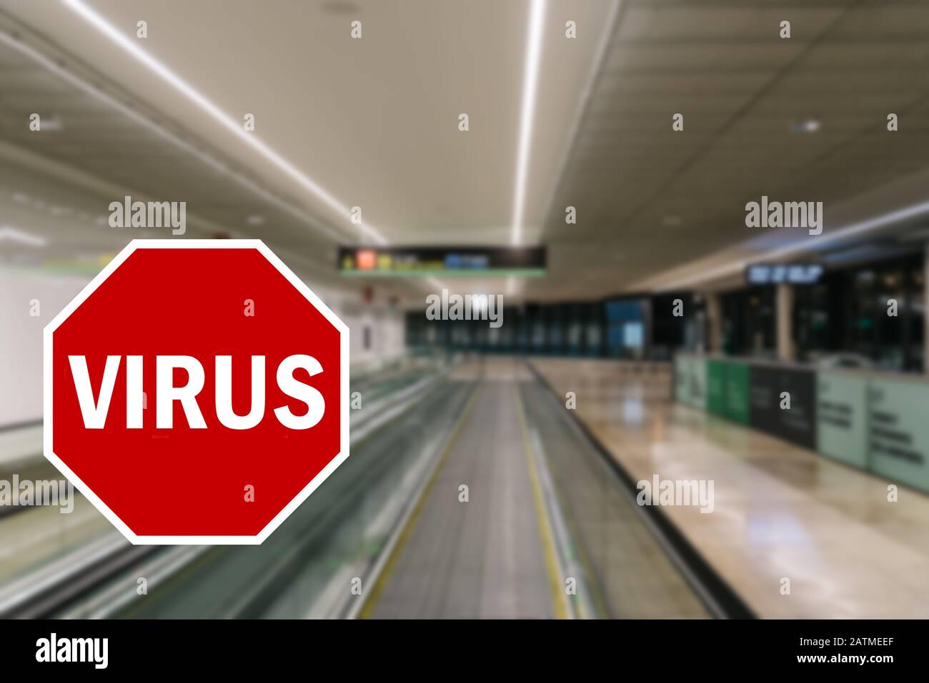 Pandemiekonzept Wuhan Coronavirus mit STOPPSCHILD mit dem Wort Virus überlagert gegen unidentifizierbare absichtlich aus dem Fokus gelassen leere Flughafen te Stockfoto