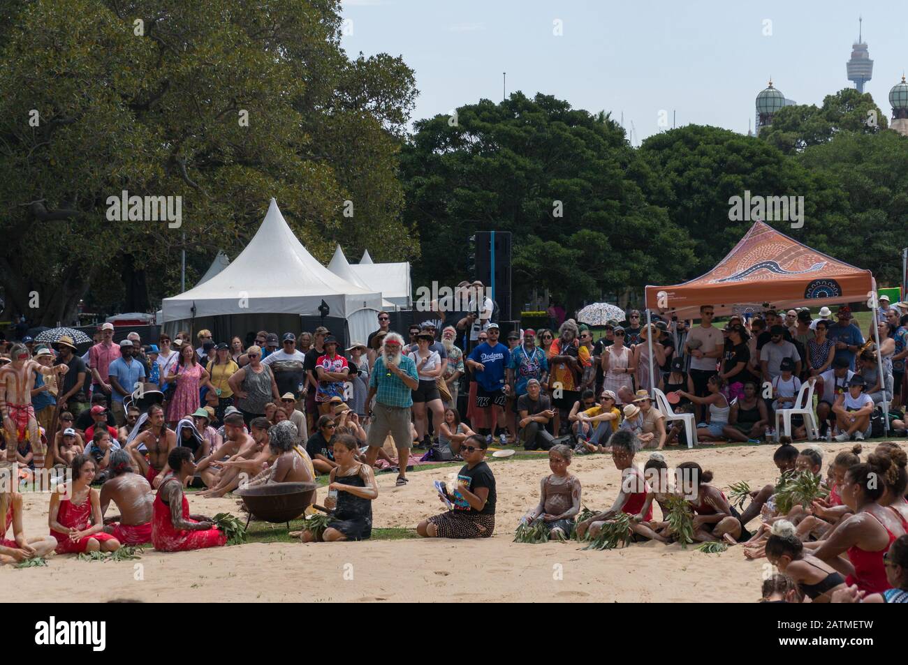 Sydney, Australien - 26. Januar 2020: Aborigines, die auf dem Yabun-Festival in Refern traditionellen korroborealen Tanz der Aborigines ausführen Stockfoto