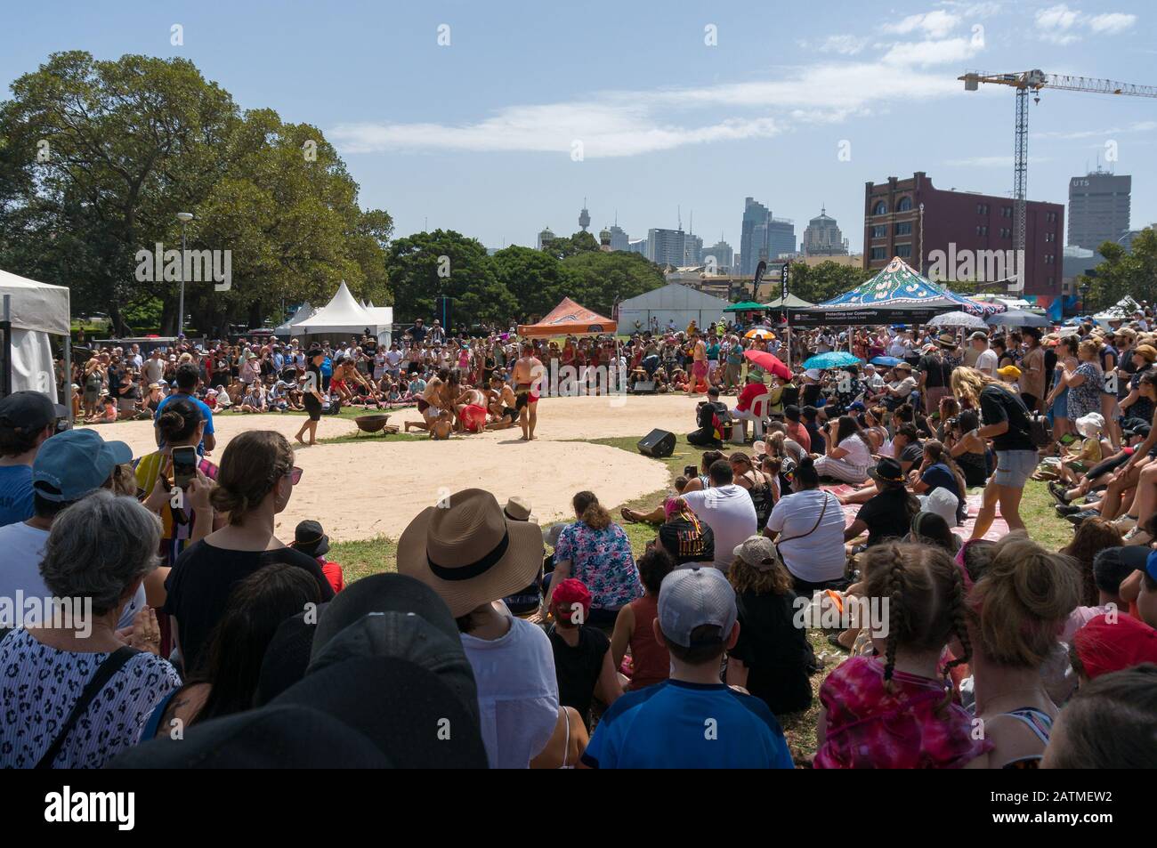 Sydney, Australien - 26. Januar 2020: Menschen, die beim Yabun-Festival traditionelle Aborigine-Corroboree-Performance beobachten Stockfoto