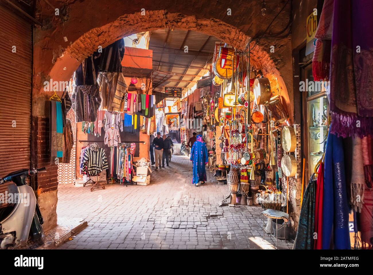 Marokkanischer Markt (Souk) in der Altstadt von Marrakesch, Marokko Stockfoto