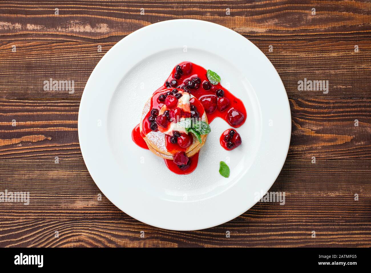 Blick über den Kopf der amerikanischen Pfannkuchen mit Erdbeer- und schwarzem Currannenstau Stockfoto