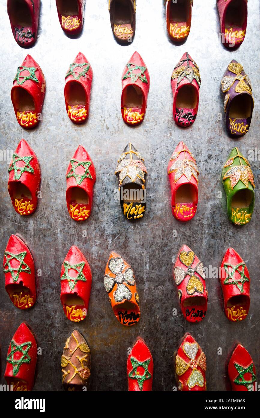 Kleine Clog-Magnete zum Verkauf auf einem Markt in Marrakesch, Marokko Stockfoto