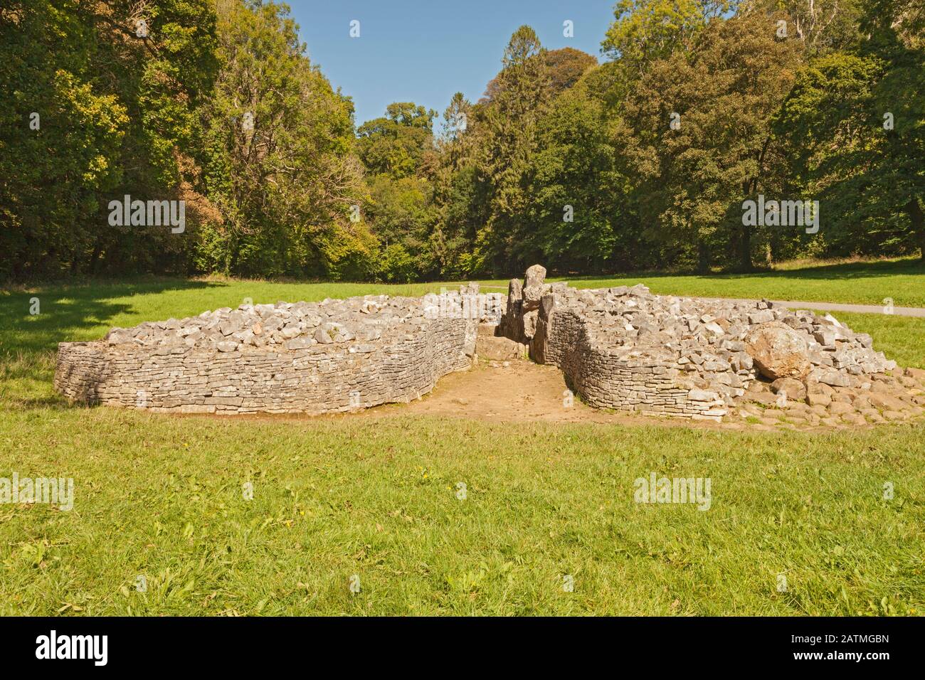 Long Cairn, neolithische Grabkammer, Parc le Breos, Parkmill, Gower Peninsula, Swansea, South Wales, Großbritannien Stockfoto