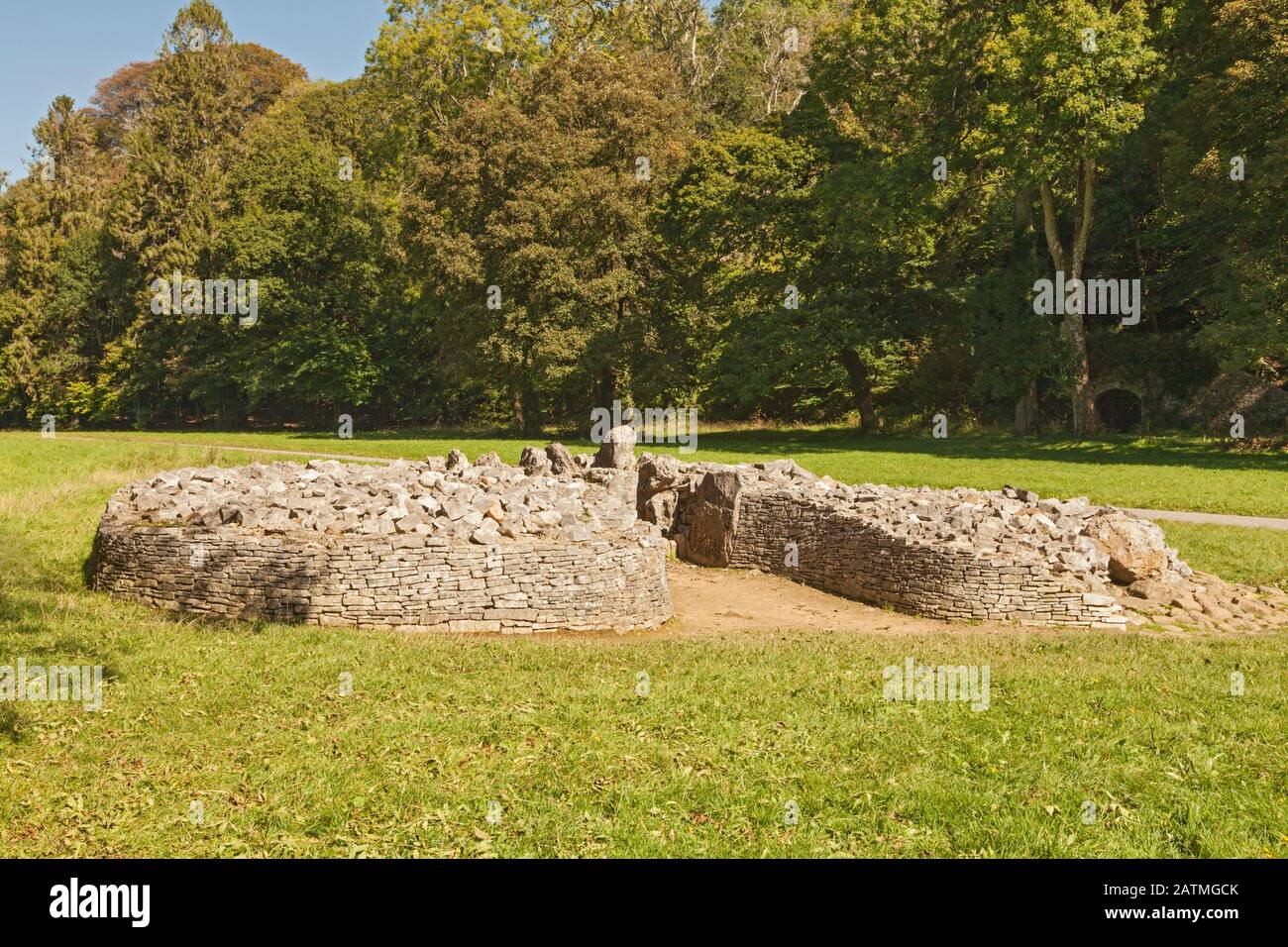 Long Cairn, neolithische Grabkammer, Parc le Breos, Parkmill, Gower Peninsula, Swansea, South Wales, Großbritannien Stockfoto