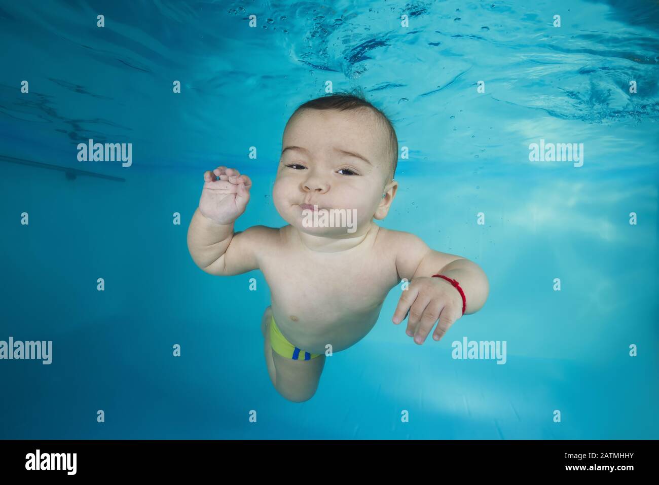 Odessa, Ukraine, Osteuropa. Aug. 2018. Der Junge lernt, unter Wasser in einem Schwimmbad zu tauchen Credit: Andrey Nekrasov/ZUMA Wire/Alamy Live News Stockfoto