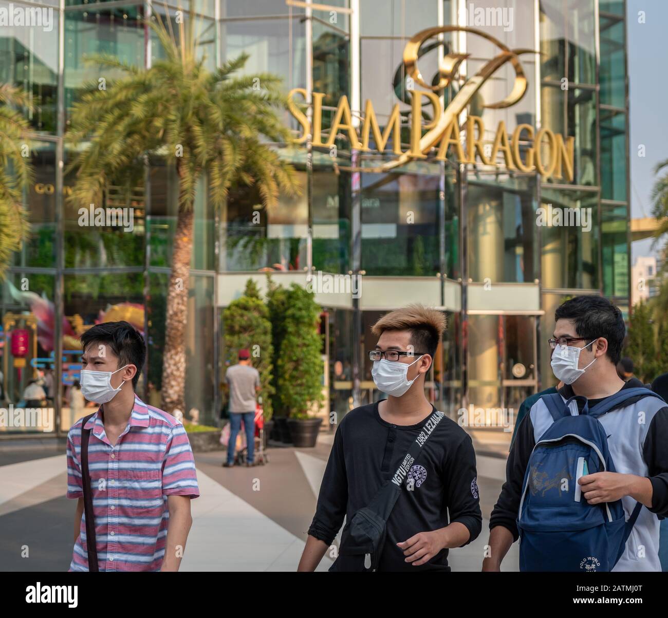 Tragen von Gesichtsmasken zum Schutz von Corona-Virus und Smog, Bangkok, Thailand Stockfoto