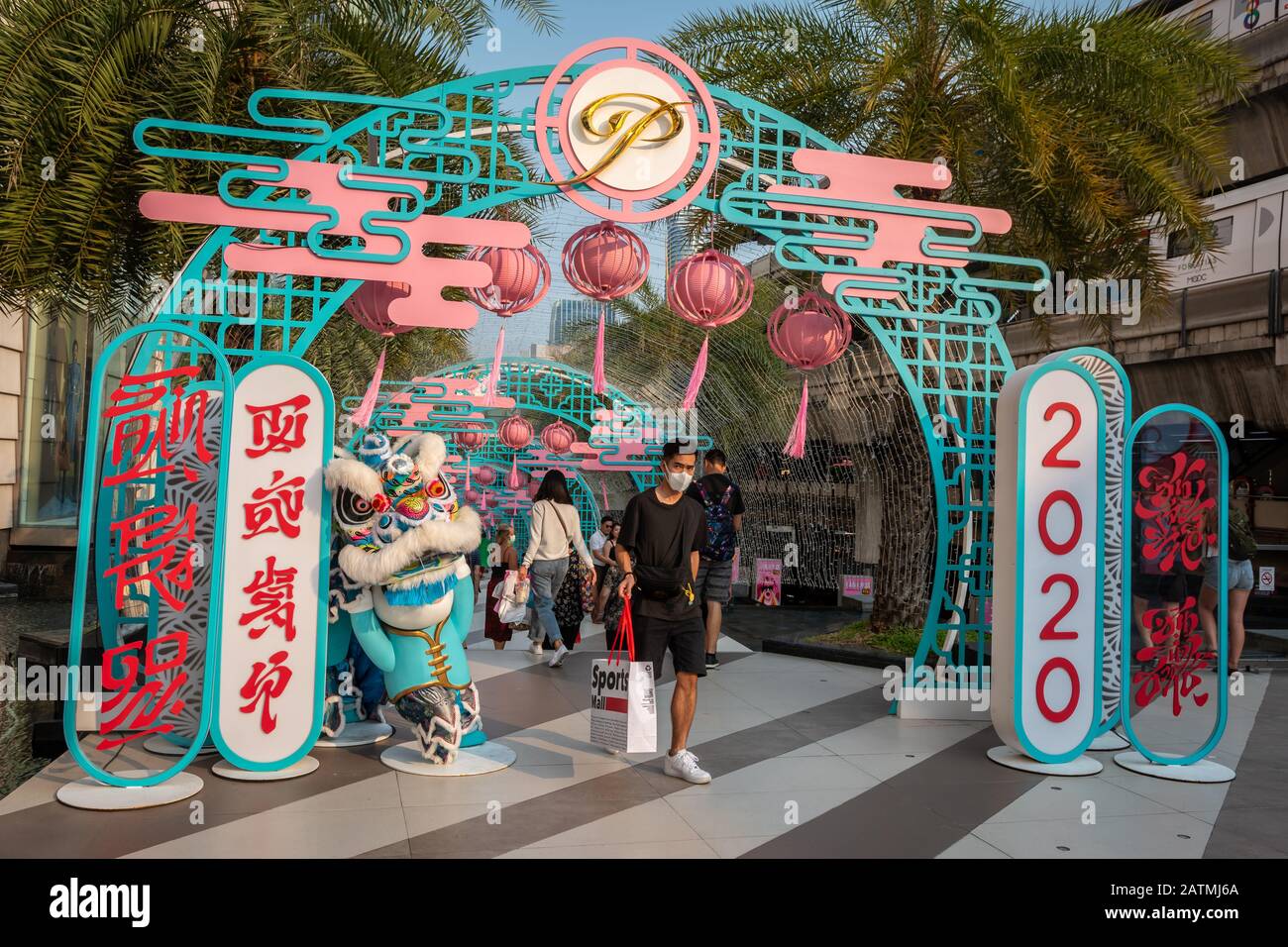 Mann trägt Gesichtsmaske inmitten von Coronavirus News, Bangkok, Thailand Stockfoto