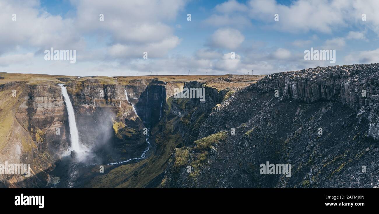 Blick auf die Landschaft des Haifoss Wasserfalls in Island. Natur- und Abenteuerkonzept Hintergrund. Stockfoto