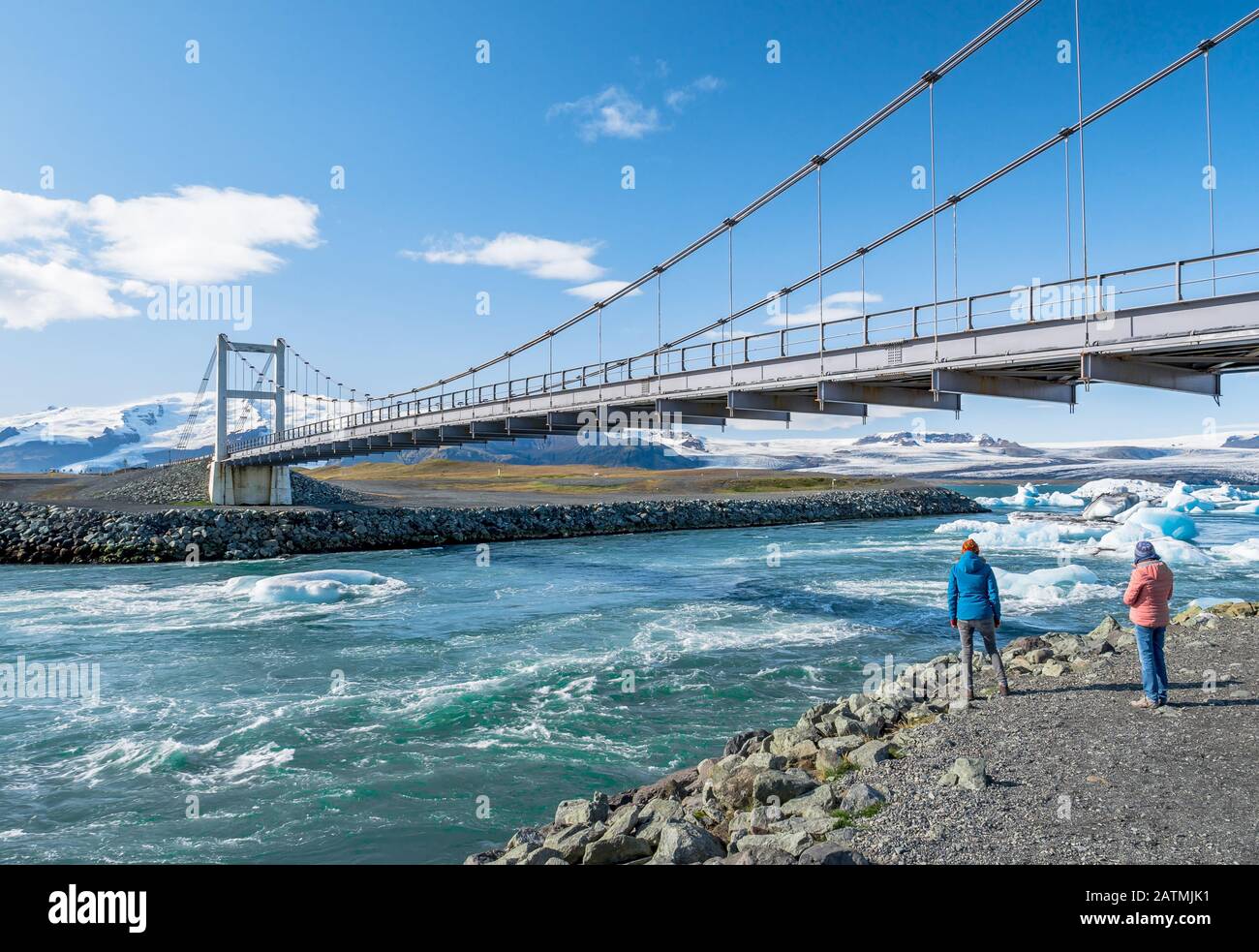 Panorama einer Brücke über den Jokulsarlon-Gletscher und Eisberge, die im Fluss schweben, einer der touristischsten Orte in Island. Stockfoto