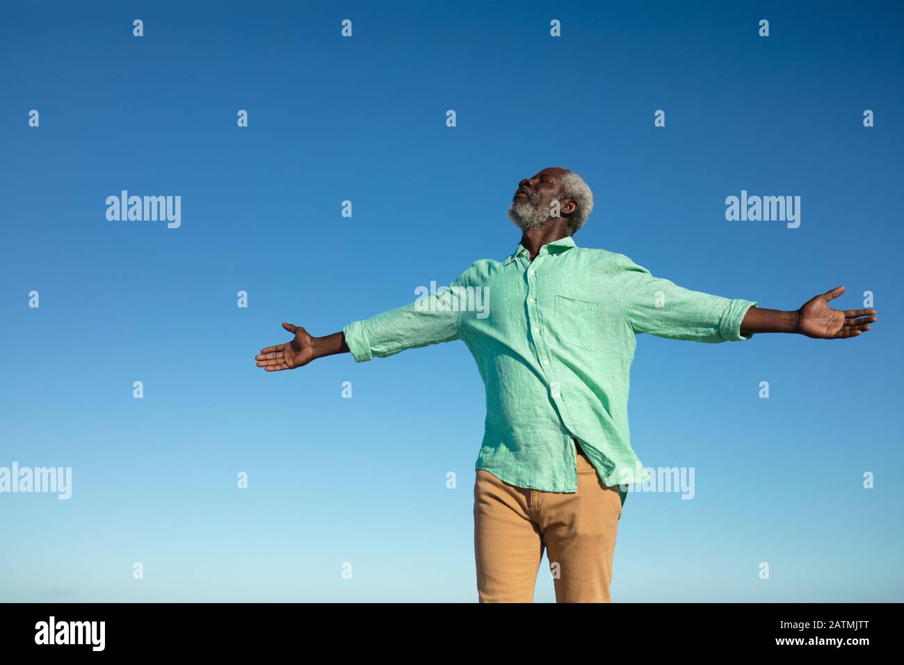 Der alte Mann genießt Freizeit Stockfoto