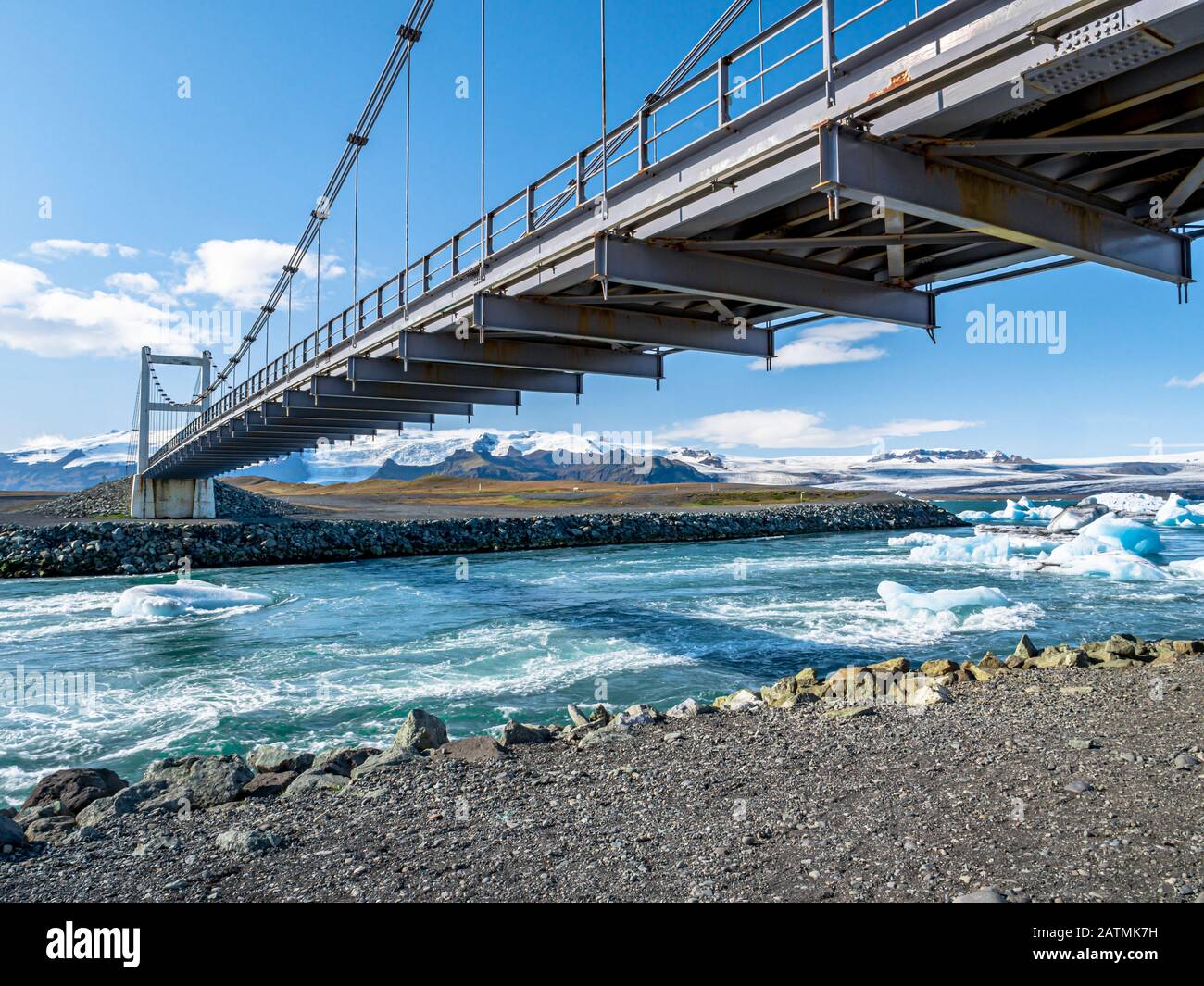 Brücke über den Jokulsarlon-Gletscher und Eisberge, die im Fluss schweben, einer der touristischsten Orte in Island. Stockfoto