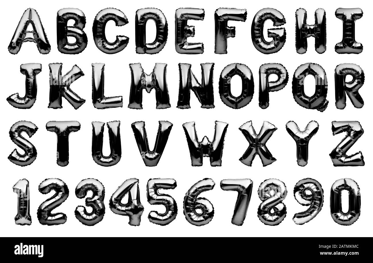 Englisches Alphabet und Zahlen aus metallisch schwarzen aufblasbaren Heliumballons isoliert auf Weiß. Schwarze silberne Ballonschrift mit Folienballon, vollständiger Satz mit Alphabet Stockfoto