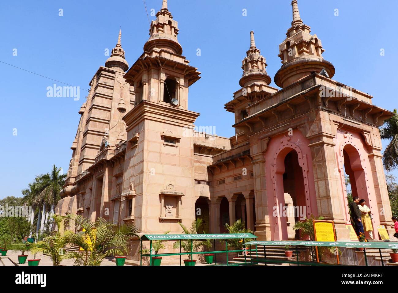 Äußere Ansicht eines buddhistischen Klosters in Sarnath genannt Mulagandha Kuti Vihara, die den Punkt markiert, wo der lord Buddha in der Meditation saß. Stockfoto