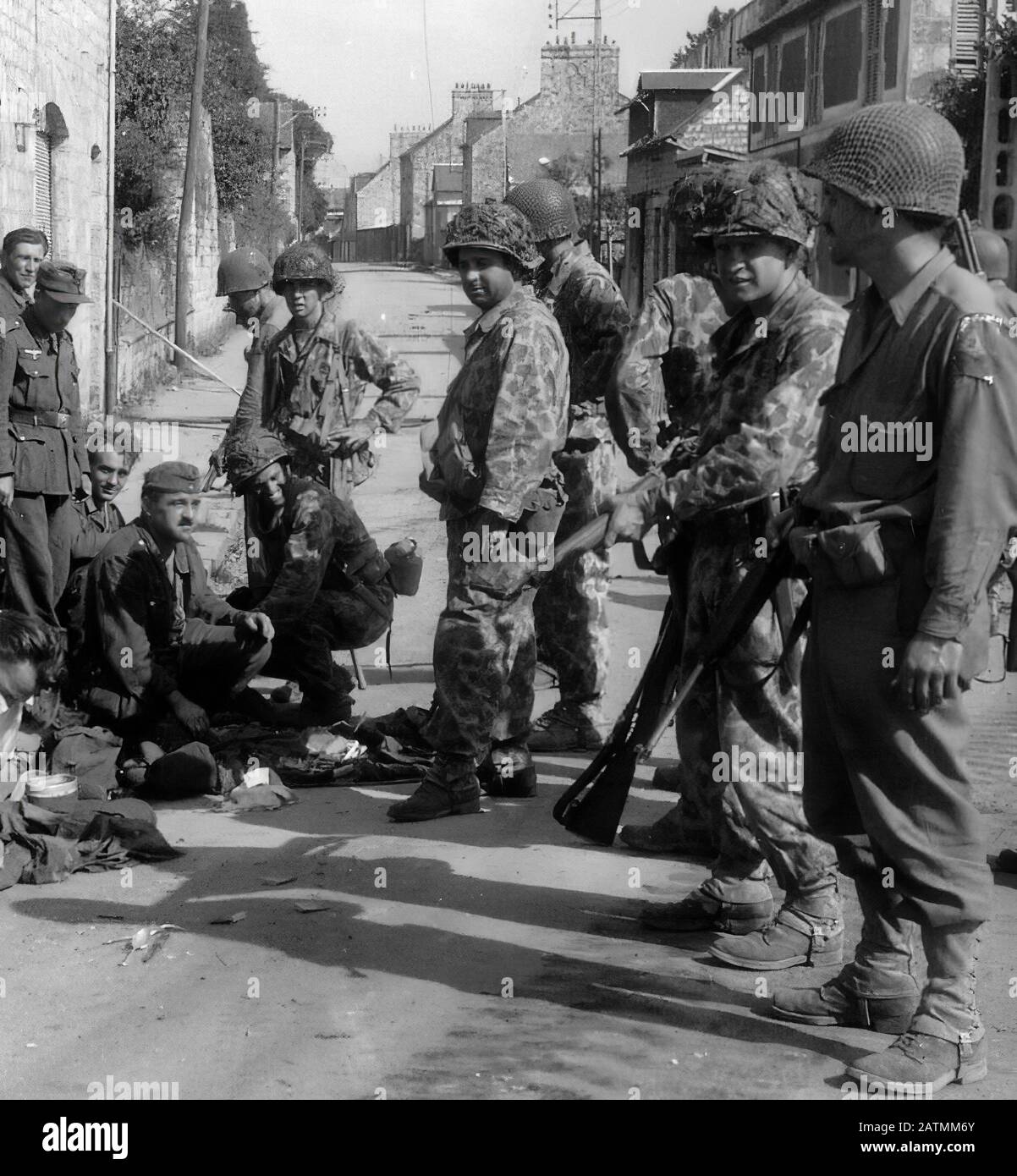 US-Truppen mit deutschen Häftlingen in Frankreich im zweiten Weltkrieg Stockfoto