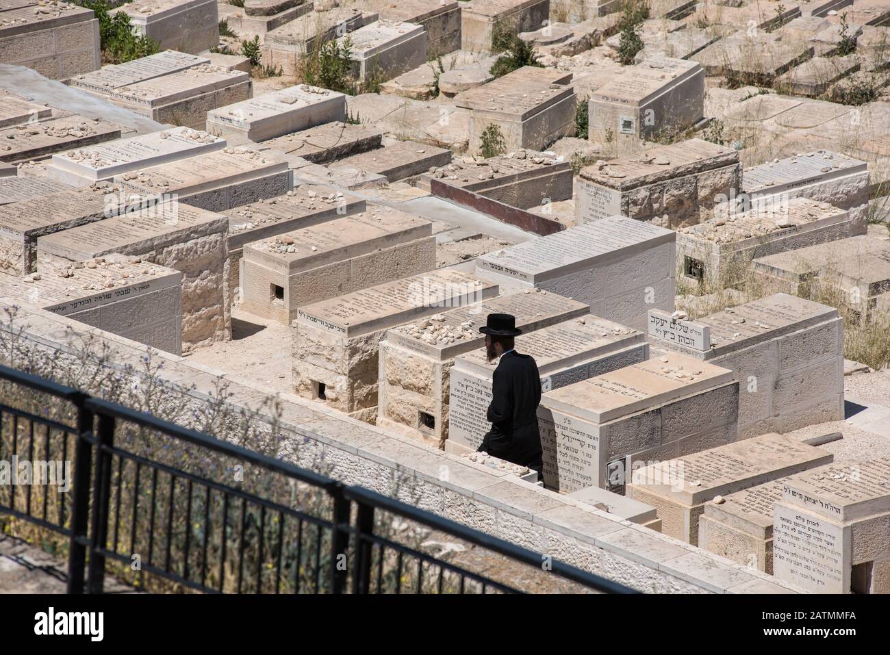 Jerusalem, ISRAEL - 16. MAI 2018: Der orthodoxe Jude besucht die Friedhöfe auf dem Jüdischen Friedhof am Ölberg, wo laut Midrasch das R Stockfoto