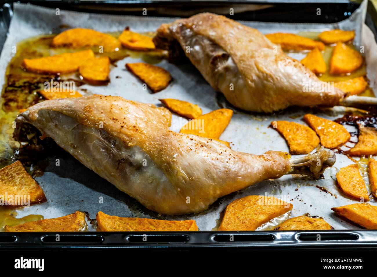 Gesunde Biobackenbäcke mit Süßkartoffeln auf Backblech mit Blattpapier. Bereit zum Essen. Stockfoto