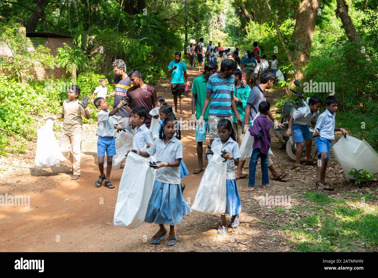 Auroville, Indien - 21. September 2019: Weltbereinigungstag. Kinder und Lehrer säubern den gesamten Schulbereich und holen den ganzen Müll ab. Stockfoto