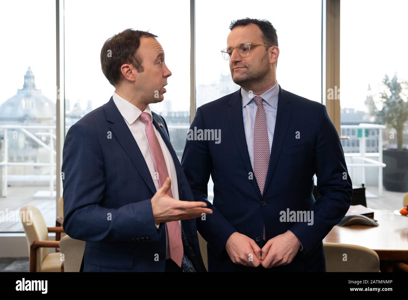 Gesundheitsminister Matt Hancock (links) mit dem deutschen Gesundheitsminister Jens Spahn im Gesundheitsministerium, Westminster, London, vor einem Treffen über die Koordination ihrer Reaktion auf das Coronavirus. Stockfoto