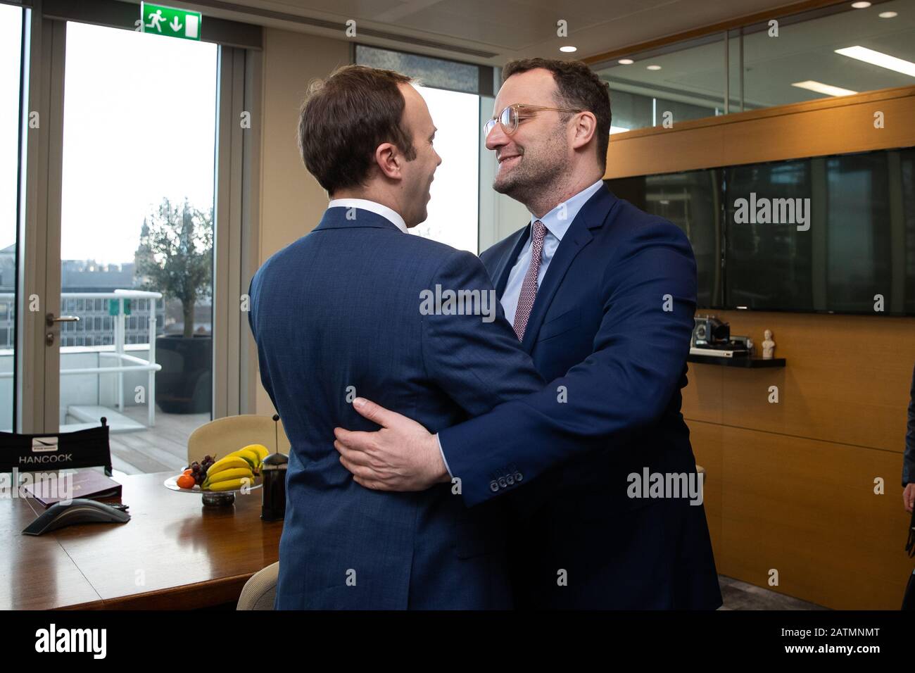 Gesundheitsminister Matt Hancock (links) mit dem deutschen Gesundheitsminister Jens Spahn im Gesundheitsministerium, Westminster, London, vor einem Treffen über die Koordination ihrer Reaktion auf das Coronavirus. Stockfoto