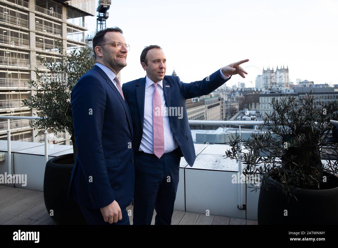 Gesundheitsminister Matt Hancock (rechts) mit dem deutschen Gesundheitsminister Jens Spahn im Gesundheitsministerium, Westminster, London, vor einem Treffen über die Koordination ihrer Reaktion auf das Coronavirus. Stockfoto