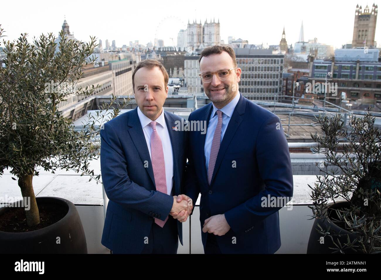 Gesundheitsminister Matt Hancock (links) mit dem deutschen Gesundheitsminister Jens Spahn im Gesundheitsministerium, Westminster, London, vor einem Treffen über die Koordination ihrer Reaktion auf das Coronavirus. Stockfoto