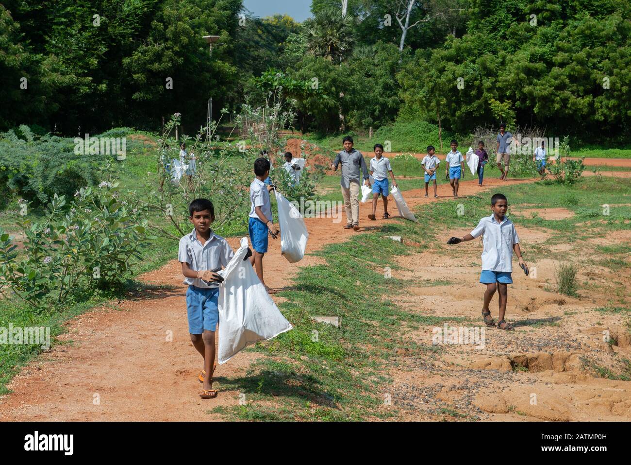 Auroville, Indien - 21. September 2019: Weltbereinigungstag. Kinder und Lehrer säubern den gesamten Schulbereich und holen den ganzen Müll ab. Stockfoto