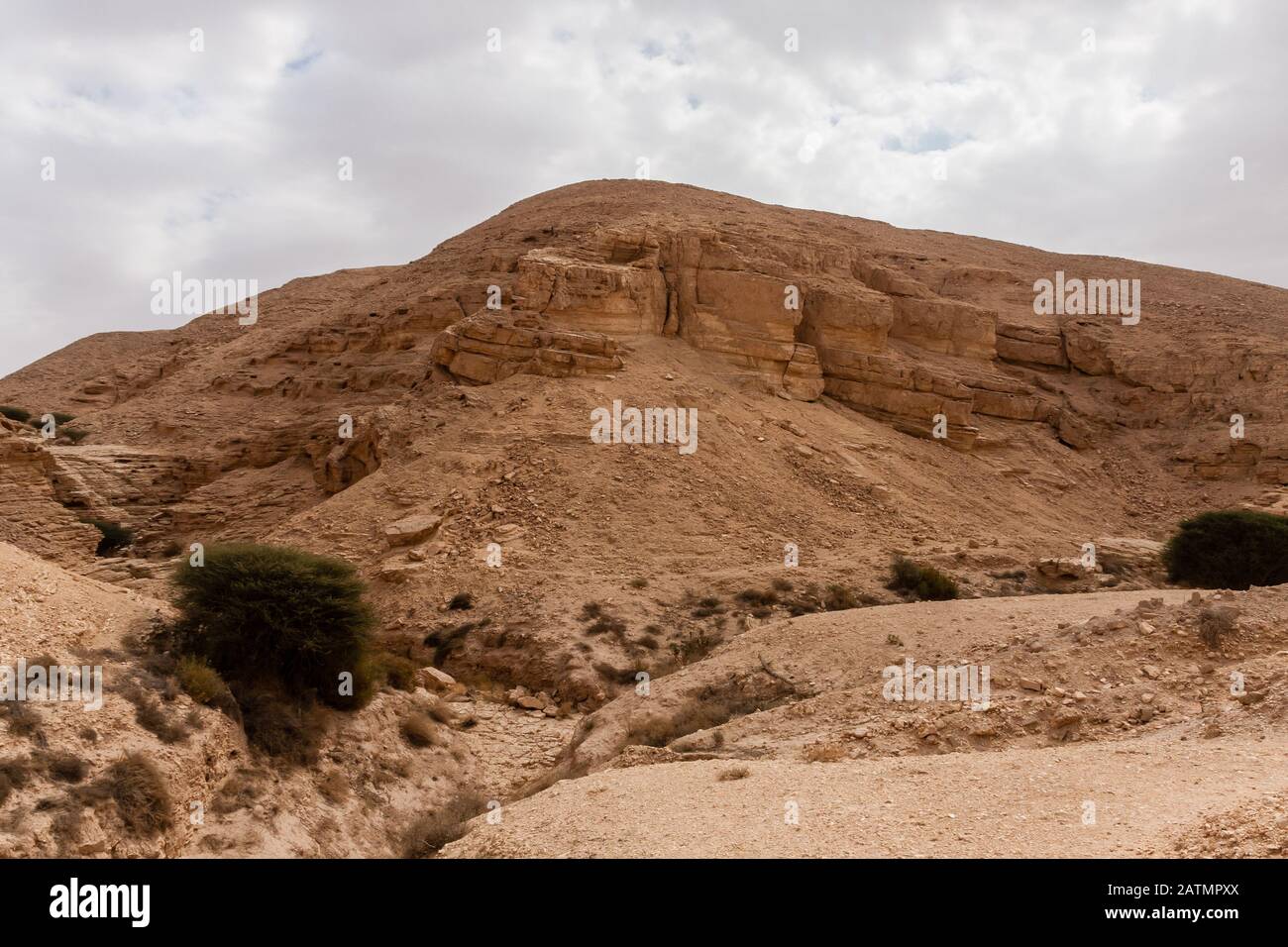 Ein erodierter Hang des Hügels mit sichtbaren sedimentären Felsschichten, Süd-Khafs Daghrah, Saudi-Arabien Stockfoto